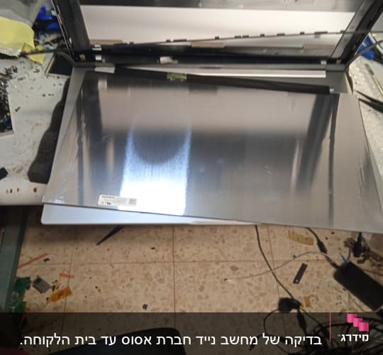מסך מחשב מפורק עם כבלים וחלקים אלקטרוניים